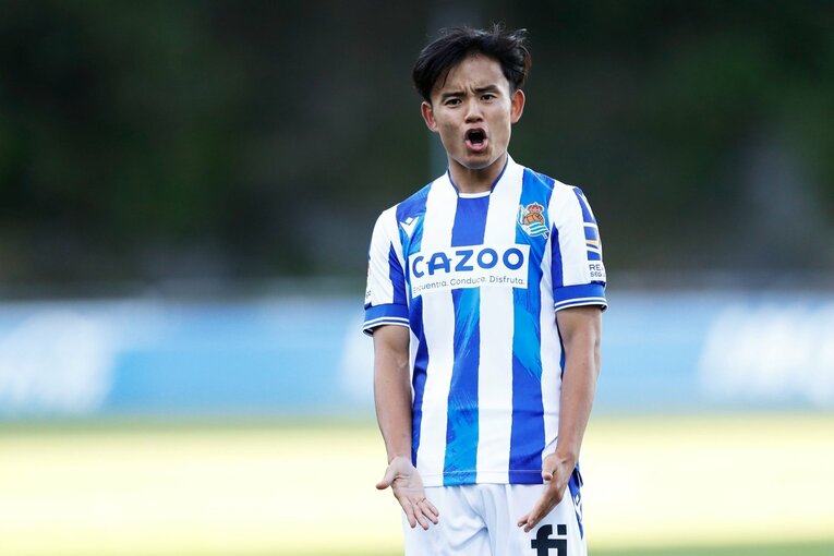 「クボは絶対フィットできる」現地ファンが期待… ソシエダ久保建英のユニ姿・力強さを日本人カメラマンがいち早く撮った〈子供に神対応〉(26)