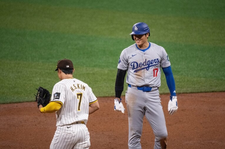 パドレス所属の金河成と塁上で会話する大谷 ©Nanae SUzuki