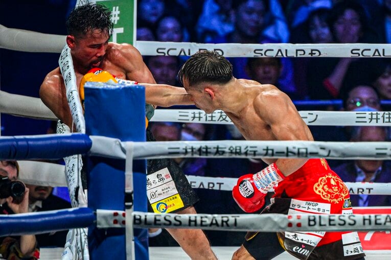 堤聖也vs.比嘉大吾。2月24日、有明アリーナ　©Takuya Sugiyama