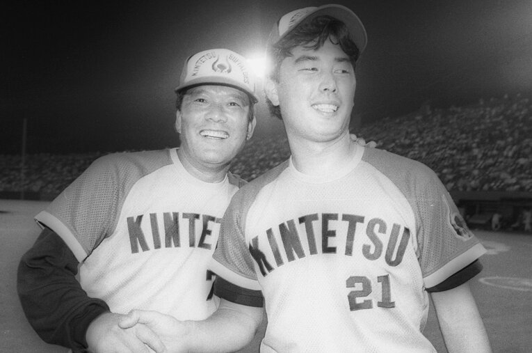 1993年、プロ初完封をマークした吉井（右）を称える鈴木啓示監督。だがワンマン体制のもと、選手と監督の心の距離は離れていった　©KYODO