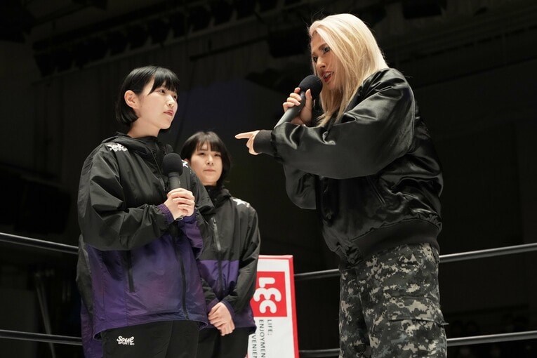 ジュリアに話しかけられるさくらあや　©Essei Hara