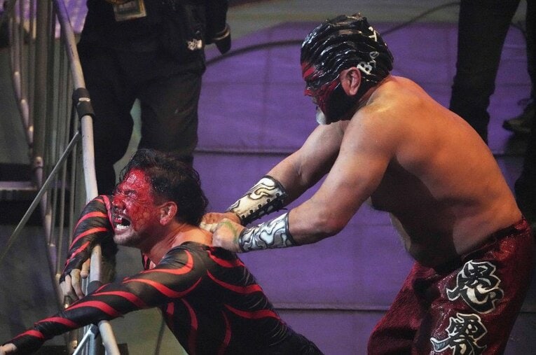 プロレスリング・ノアの元日興行で実現した「奇跡の一戦」。毒霧で顔面を赤く染めた中邑真輔のコスチュームを引き裂くグレート・ムタ ／ photograph by Essei Hara