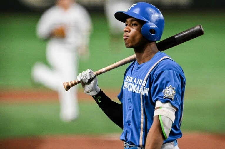 ともに強肩。万波は外野からレーザービームを放つ　　©Nanae Suzuki