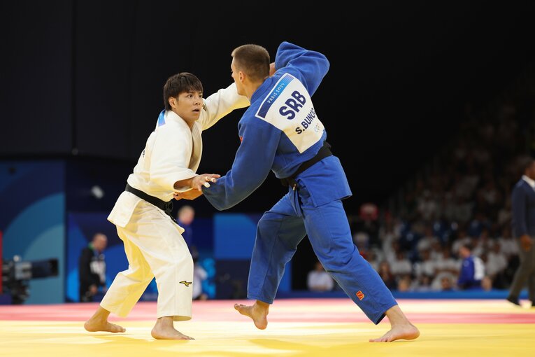 混合団体戦、準々決勝セルビア戦の初戦に登場した阿部一二三　©Tetsuya Higashikawa/JMPA