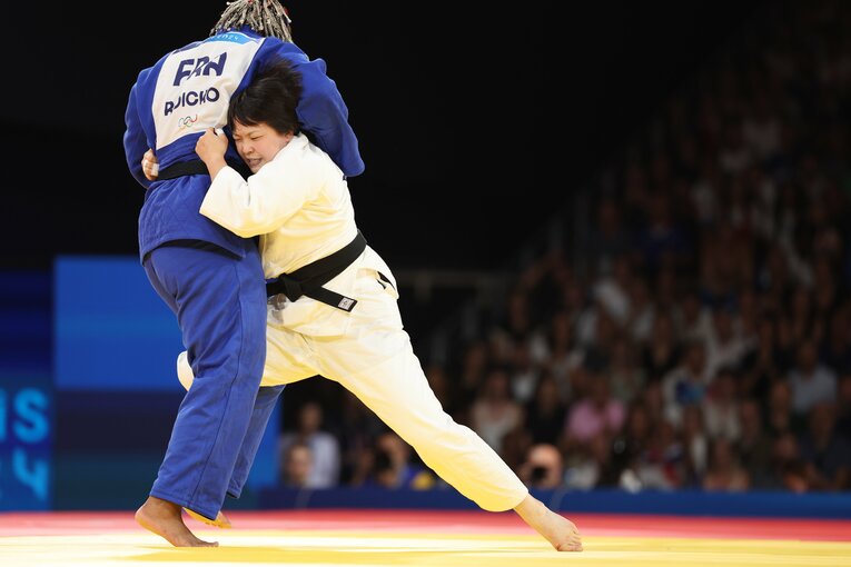 混合団体戦決勝、階級が上の相手に果敢に挑む高山莉加　©Tetsuya Higashikawa/JMPA