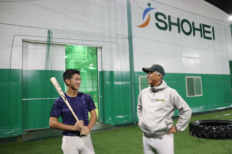 2021年の楽天ドラ1・吉野創士。右は黒坂洋介監督（ドラフト指名直後）　©Genki Taguchi