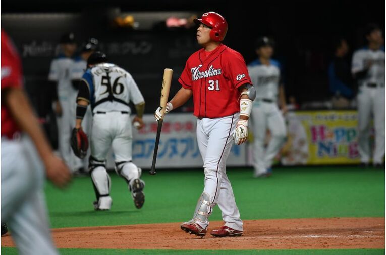 “黒田・新井と若手のつなぎ役”　なぜ41歳石原慶幸はカープの19年間「誰かの支え」であり続けたのか(15) ／ photograph by Hideki Sugiyama