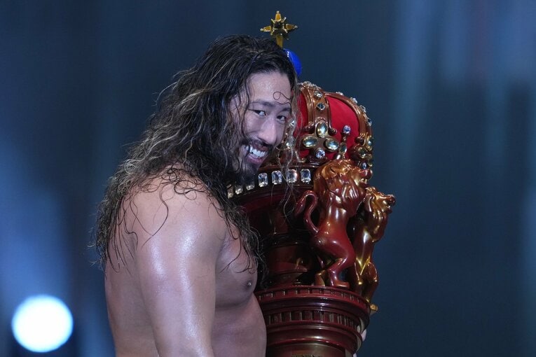 不敵な笑みを浮かべて『NEW JAPAN CUP』の優勝トロフィーを抱く辻陽太