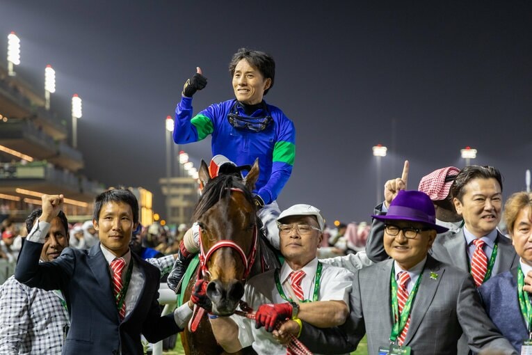 1レースで1000万ドルの賞金を獲得し、歓喜に沸くパンサラッサ陣営　©Getty Images