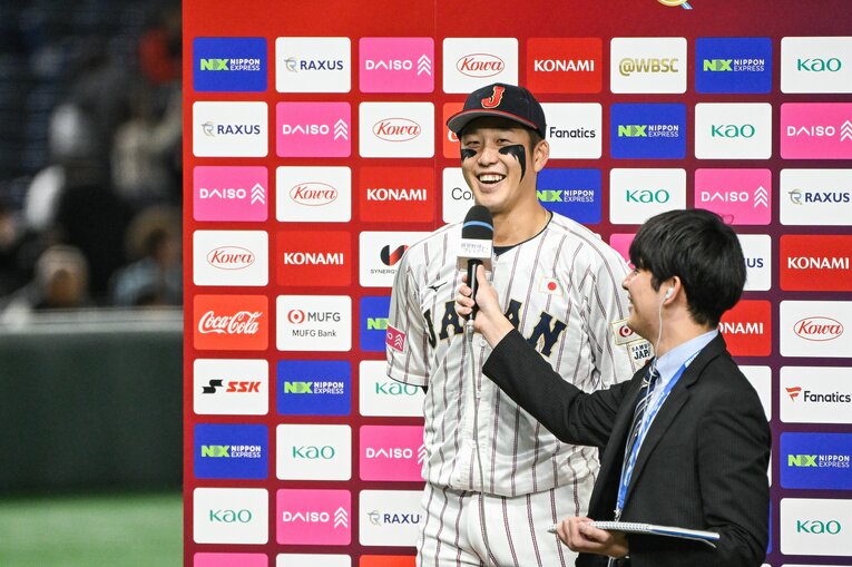 ヒーローインタビューに笑顔で答える小園　©Nanae Suzuki