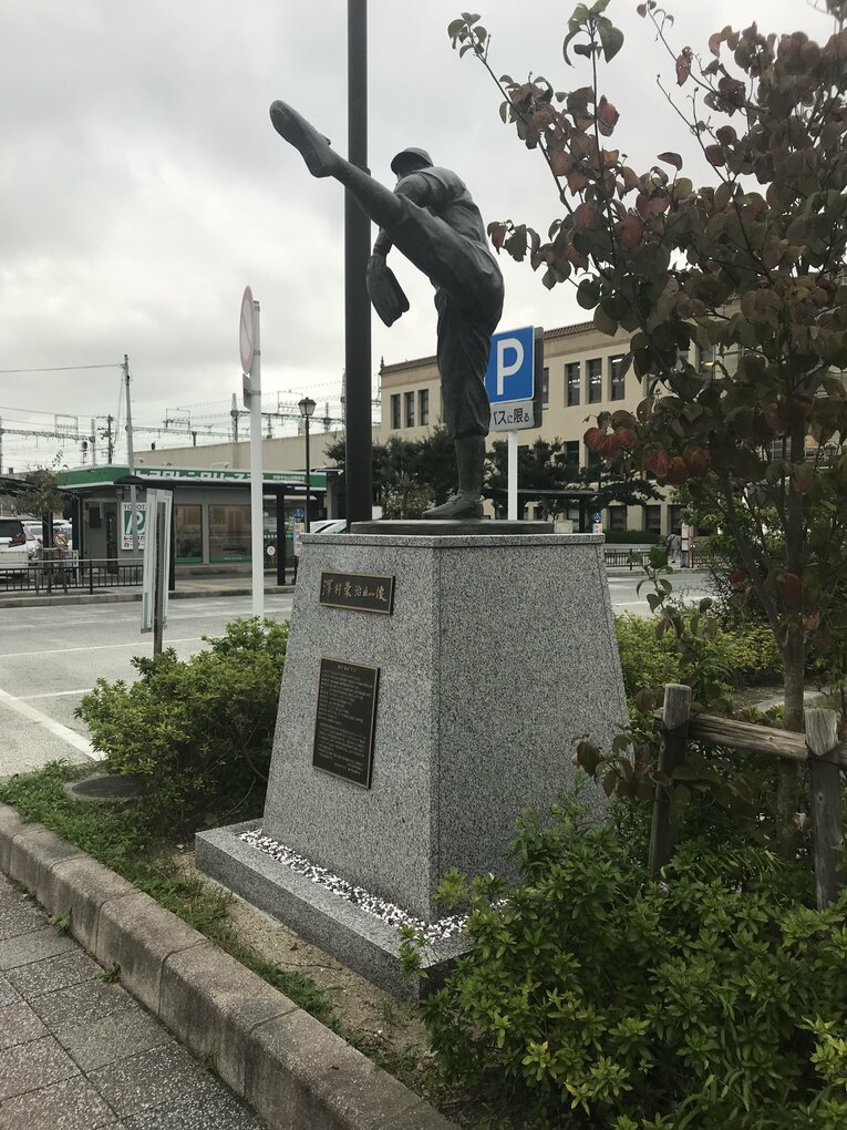 沢村が生まれた三重県宇治山田市（当時。現在は伊勢市）の宇治山田駅前に立つ沢村の像　©Toshiaki Ota