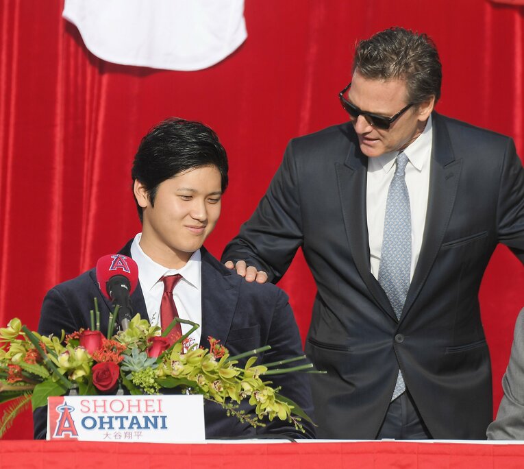 エンゼルス入団時…バレロ氏と大谷　©AFLO