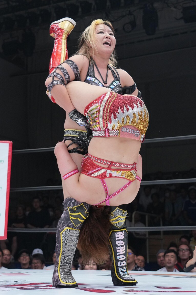 Sareeeをパイルドライバーに持っていく渡辺桃　©Essei Hara