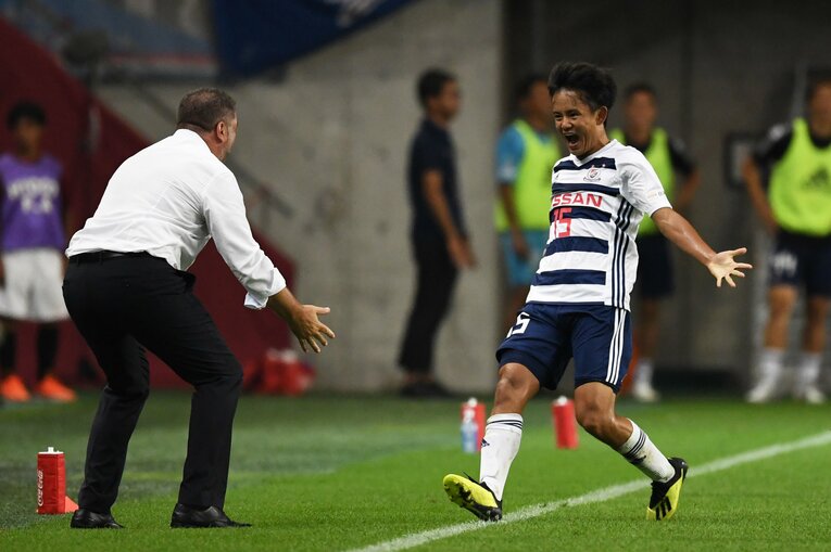 2018年8月、J1初ゴールをマークした久保建英を祝福するポステコグルー。アシストは松原健だった　©Etsuo Hara/Getty Images