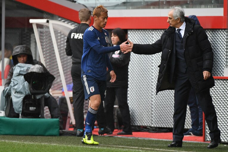 2018年3月27日、日本代表での“ラストマッチ”となったウクライナ戦で本田圭佑と握手　©Getty Images