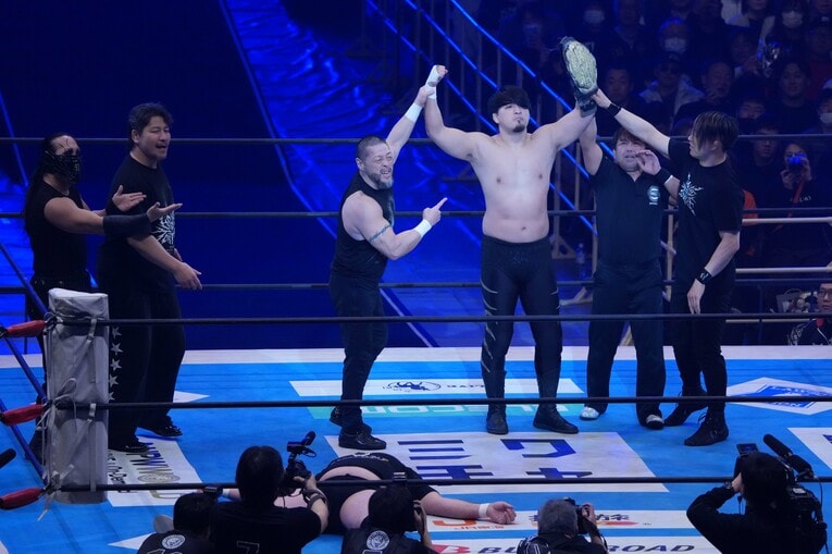ウルフアロンからNEVER無差別級のベルトを奪取した成田蓮。2月11日、大阪府立体育会館　©Essei Hara