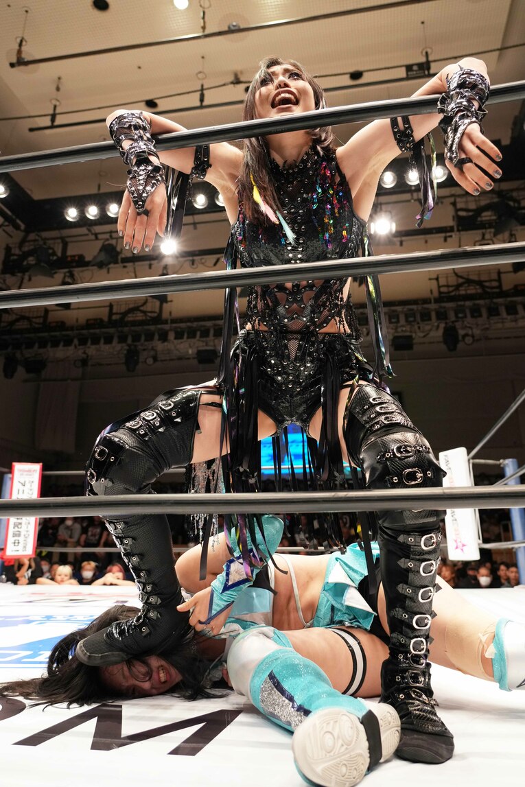 玖麗さやかをいたぶる上谷沙弥　©Essei Hara