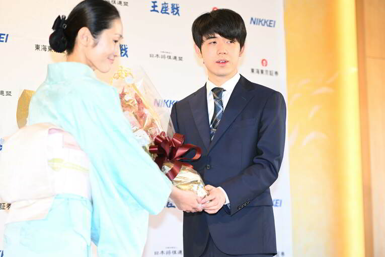 花束のプレゼント　©Keiji Ishikawa