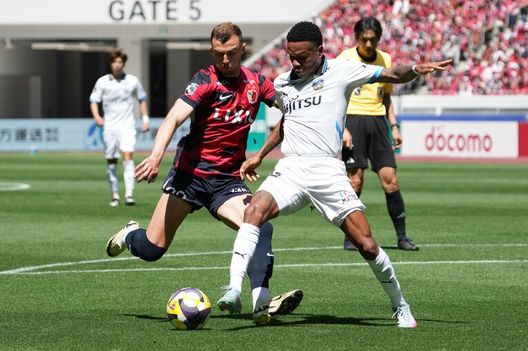 球際でせめぎ合うチャヴリッチとマルシーニョ　©Masashi Hara