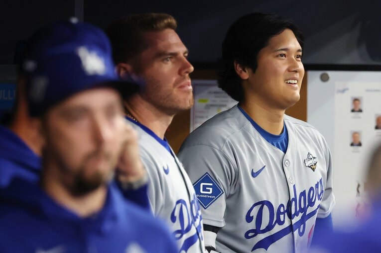 【ドジャースのテレビに映らない名場面】第6戦を前にしたフリーマンと大谷（写真はまだまだ続きます）　©Getty Images