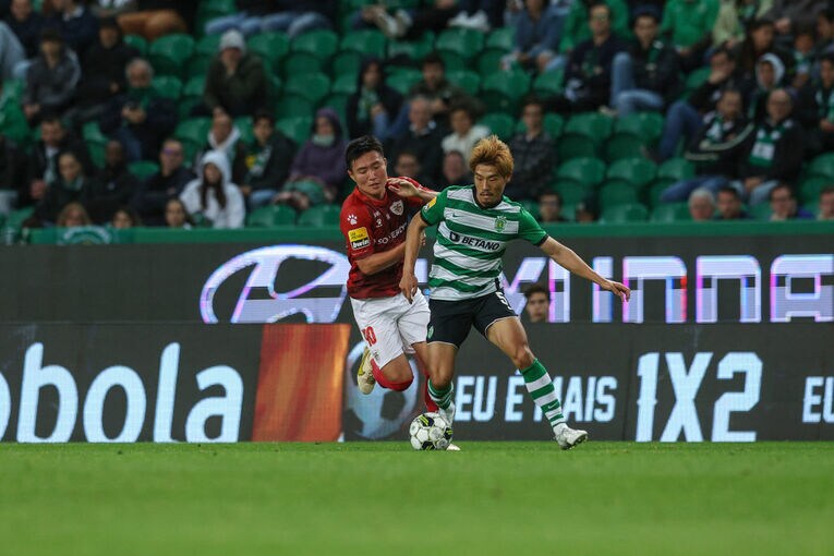 スポルティング戦、守田とデュエルする三竿　©Getty Images