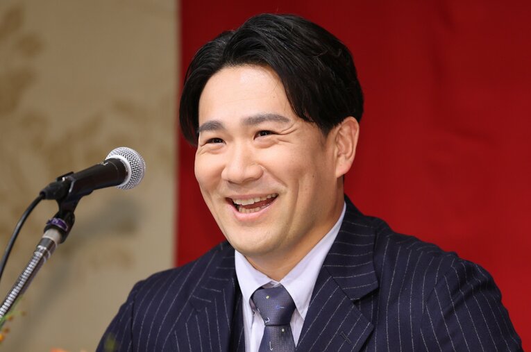 25日、巨人入団会見に出席した田中。背番号は「11」に決まった　©JIJI PRESS