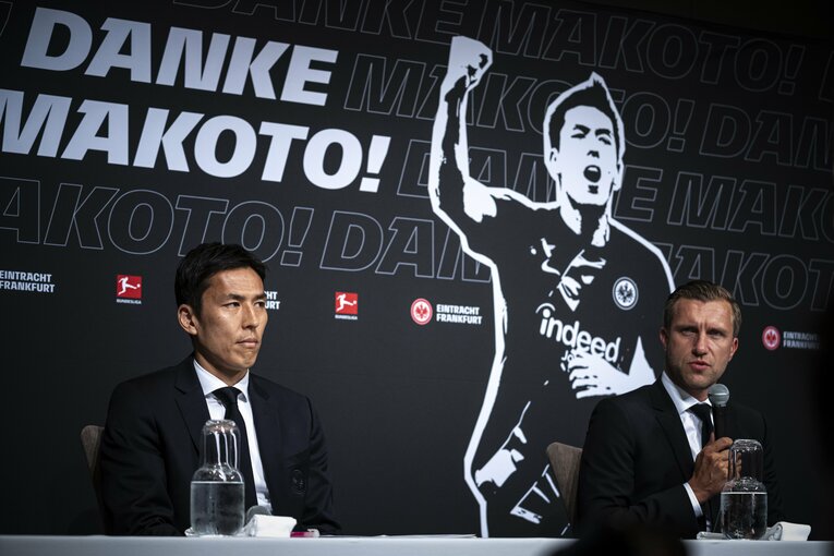 長谷部の引退会見に出席したクレシェGM　©Takuya Sugiyama