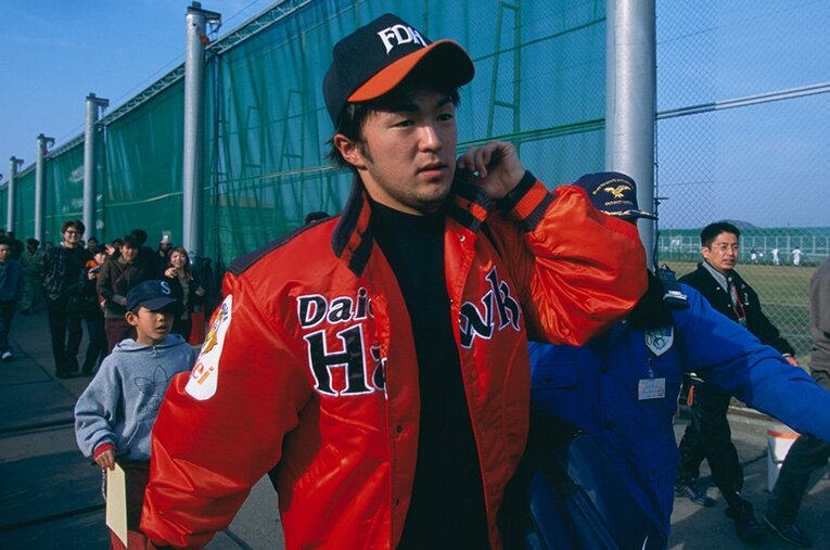 高卒1年目となる'02年は14試合を投げ6勝2敗1セーブ、防御率3.59。最速157kmの豪腕で寺原フィーバーを巻き起こした。 ／ photograph by Hideki Sugiyama