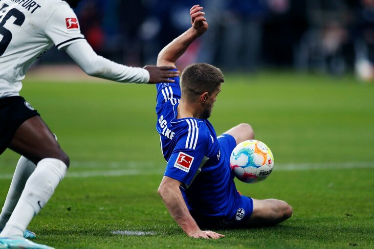 「1年前はJ2→ドイツ5部」上月壮一郎22歳の堂々1部デビュー…長谷部誠と握手、鎌田大地vs吉田麻也のW杯組対決も〈現地撮影〉(36)