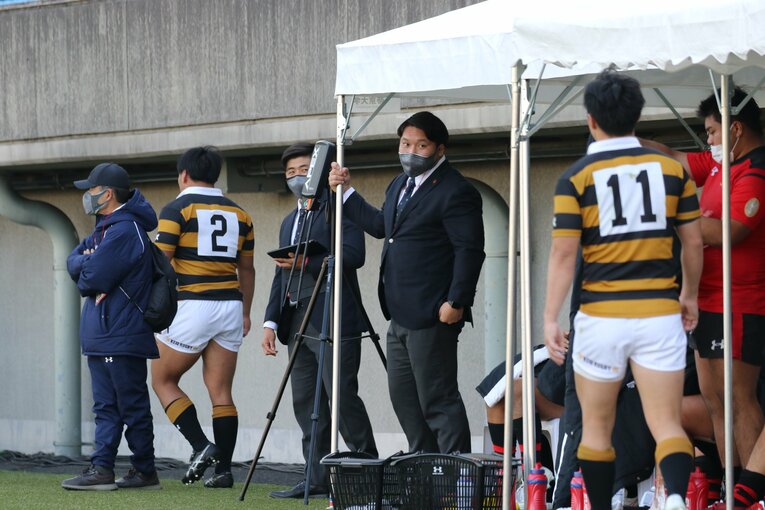 慶應大戦はピッチの外からチームにエールを送った細木。途中交代でピッチを退く慶應大・原田（背番号2）にも「ケガはなかったか」と労った　©︎Nobubiko Otomo