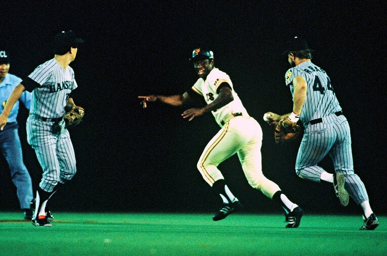 クロマティを追いかけるバース　©Sports Graphic Number