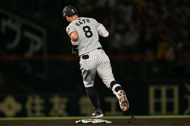 試合に出続けている佐藤輝明　©Nanae Suzuki