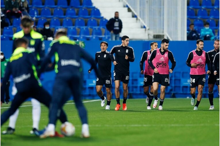 柴崎岳vs岡崎慎司が《ユニフォームを引っ張ってバチバチ》 撮影カメラマンが凍えそうな雨中で捉えた“熱いバトル”の瞬間(2)