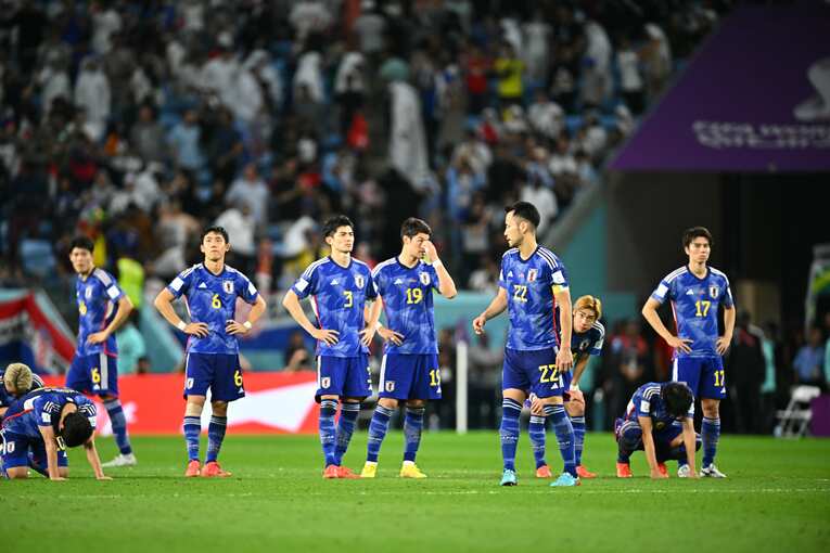 PK戦でクロアチアに敗れ、肩を落とす日本の選手たち（三笘薫は右から2人目）©Takuya Kaneko/JMPA