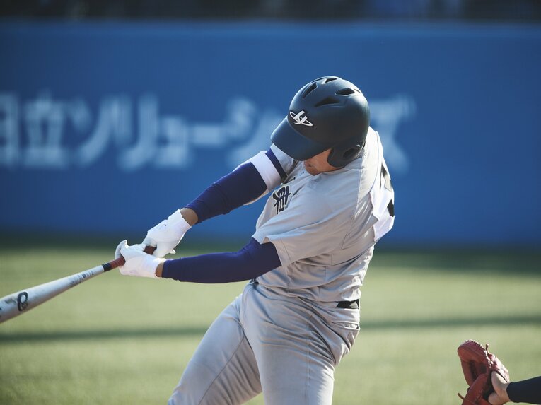 麟太郎の豪快な打撃フォーム2 ©Yuki Suenaga