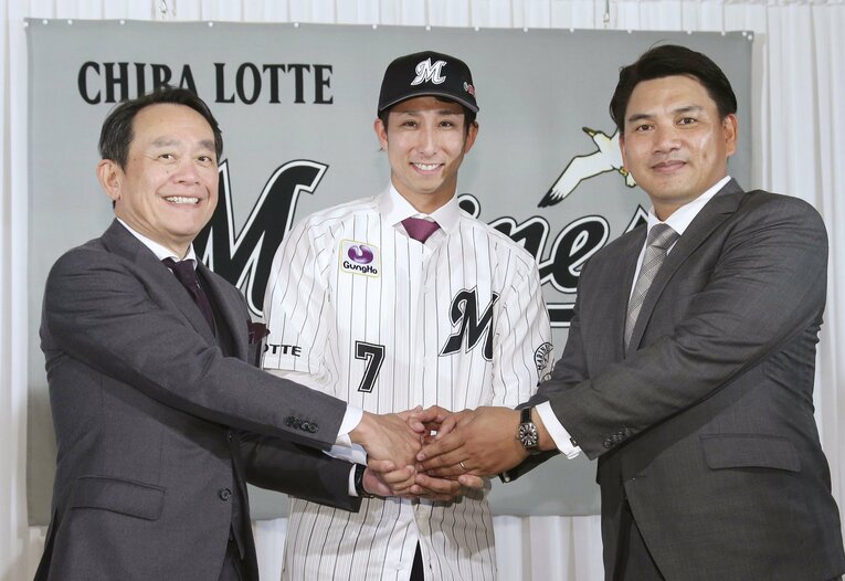 入団会見で笑顔を見せる福田秀平。井口監督（右）から懸かる期待も大きい　©Kyodo News