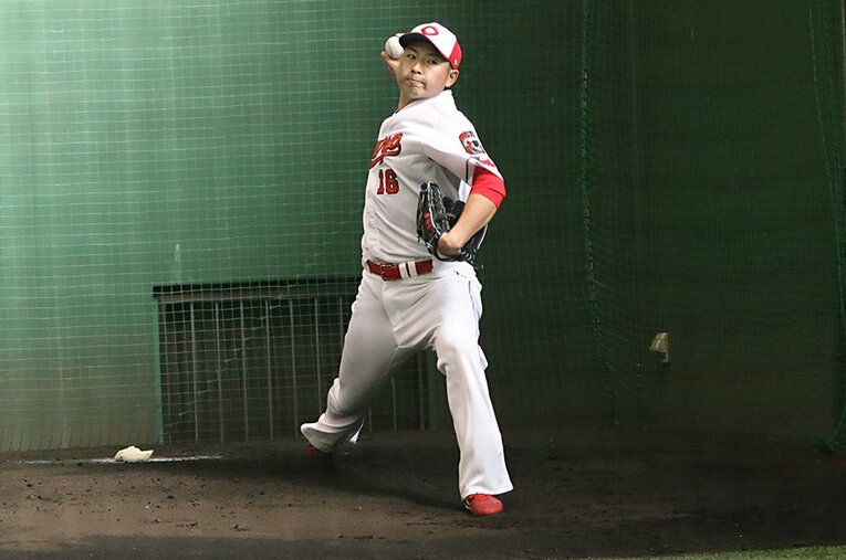 投球練習する今村猛。カープは彼以外にも大瀬良大地や中崎翔太ら主力投手が二軍キャンプで調整している ／ photograph by Kou Hiroo