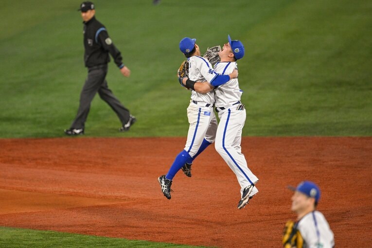 日本シリーズ第6戦、ベイスターズ優勝が決まった瞬間。牧秀悟（右）と森敬斗がジャンプハグするまでの連続写真（1枚目／全5枚）©︎Nanae Suzuki