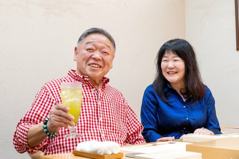 常盤山親方夫妻。部屋最後の食事会を行った「鮨サロン 怜竜」でインタビューに応じた　©Takashi Shimizu