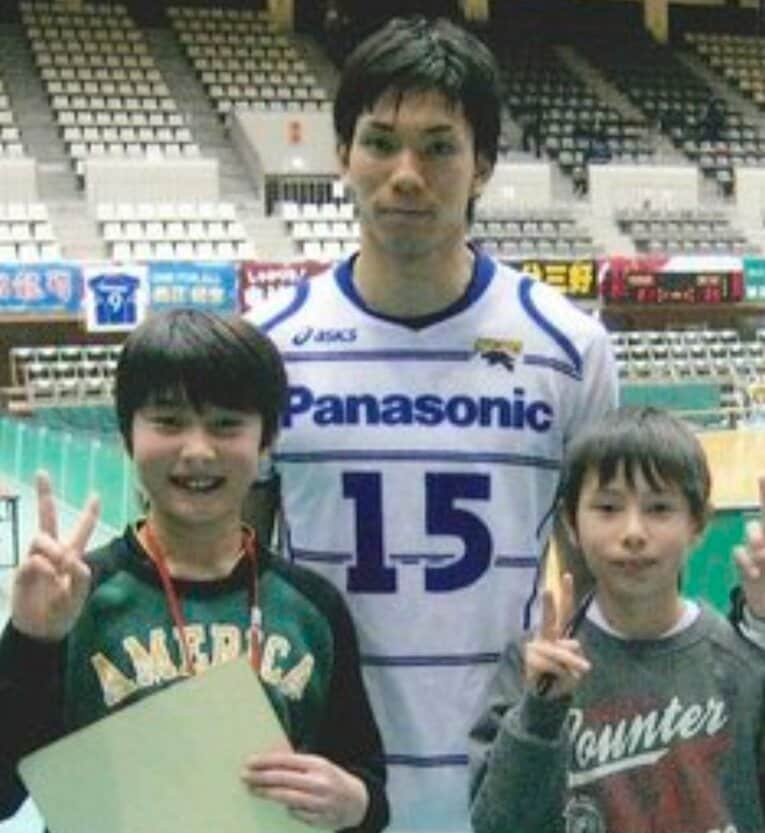 憧れの福澤達哉とピース。10年後、藍は日本代表として同じコートに立った　（母・小百合さん提供）