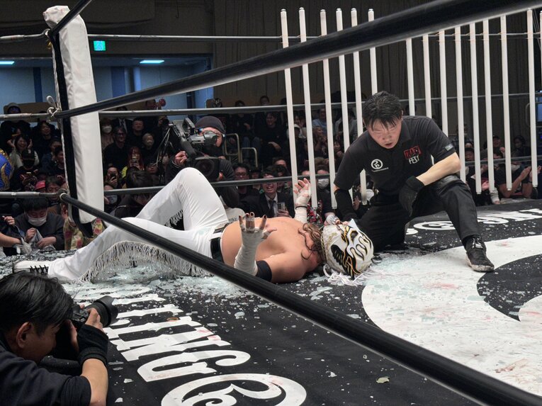 スワイプすると「エル・デスペラードvs葛西純」など激闘写真をご覧になれます　©Norihiro Hashimoto