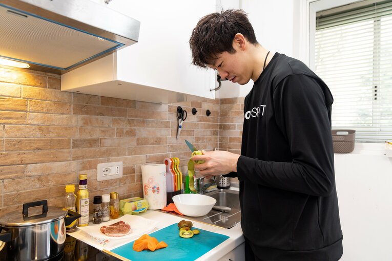 キッチンに立つ石川祐希 ©Takahisa Hirano