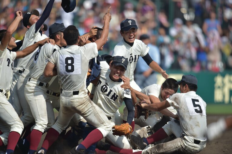 2014年大会で優勝した大阪桐蔭　©BUNGEISHUNJU