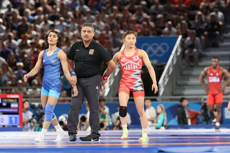 レスリング女子50kg級1回戦、須崎優衣vs.ビネシュ・フォガト　©Kaoru Watanabe/JMPA