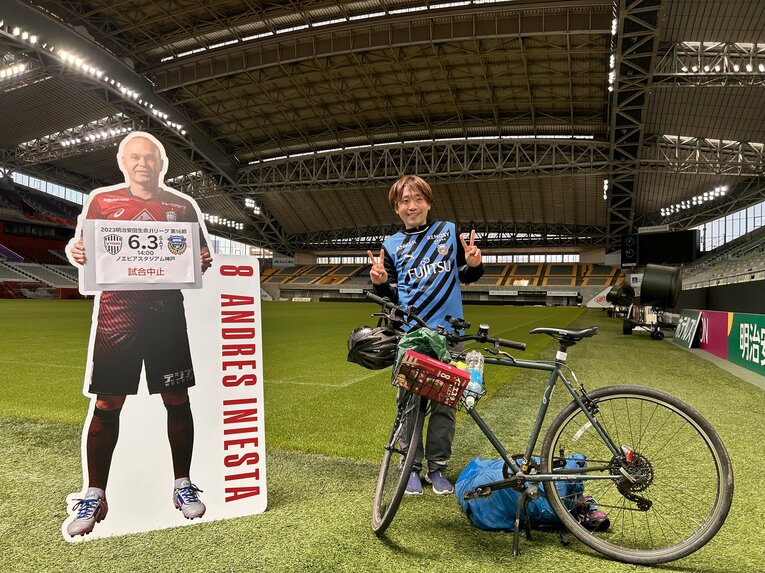 ピッチサイドに案内され、イニエスタのパネルと記念撮影（小野田治矢さん提供）