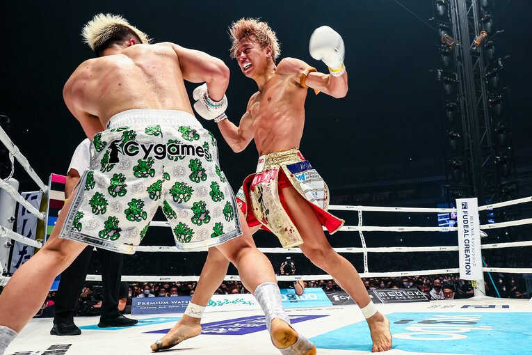 鬼気迫る表情で那須川天心を攻める武尊　©THE MATCH 2022/Susumu Nagao