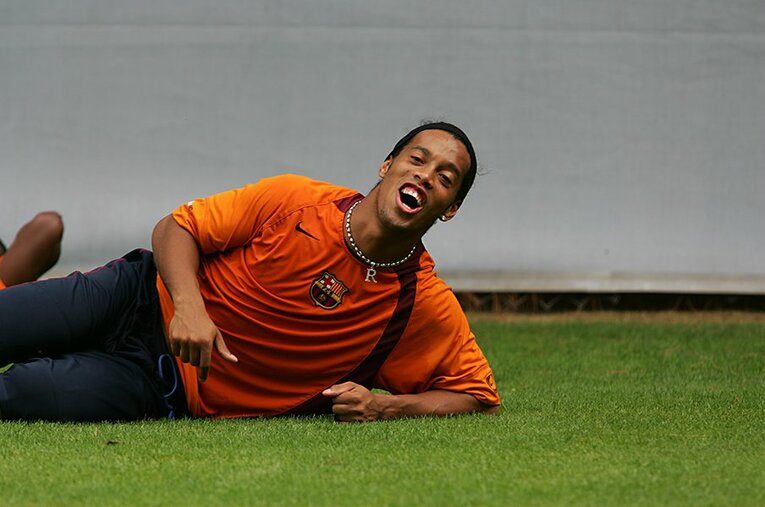 バルサ時代の全盛期から自由奔放だったロナウジーニョ。ブラジルに帰っても“お盛ん”だったようで…… ／ photograph by Takuya Sugiyama