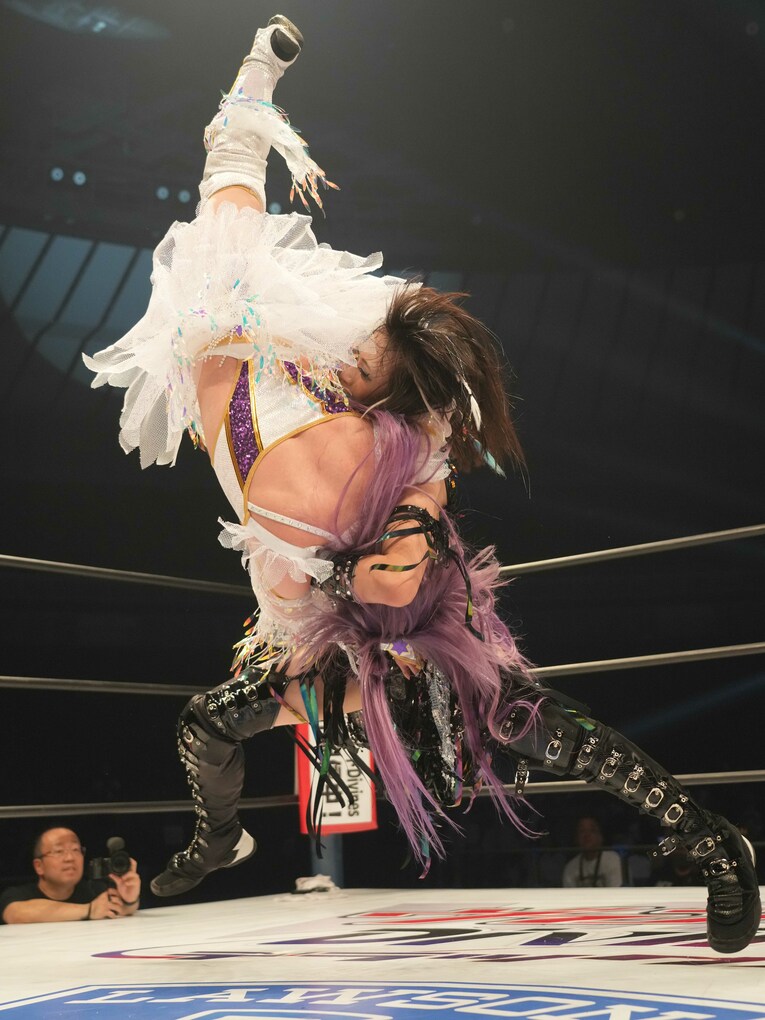 スタークラッシャーで中野たむを投げる上谷沙弥　©Essei Hara