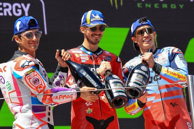 左からマルティン、バニャイア、マルケス。5月末のカタルーニャGP決勝では奇しくも渦中の3人が表彰台に上っていた　©Satoshi Endo