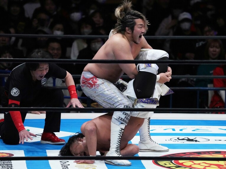 テキサスクローバーホールドで後藤洋央紀を攻める棚橋弘至　©Essei Hara